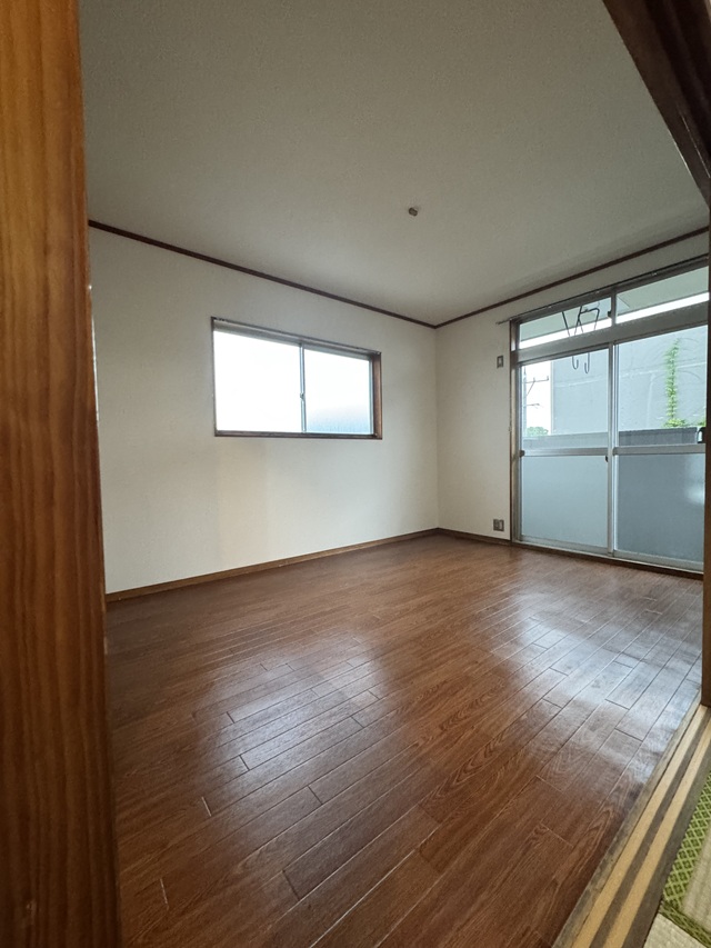 ハピネス千代11の2階洋間